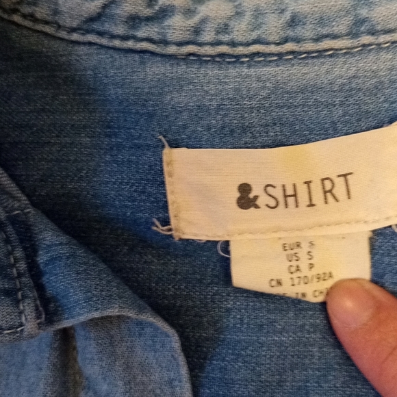 💙SOLD💙H&M light wash denim button up - Picture 2 of 9